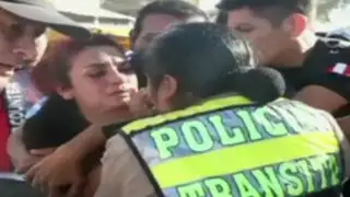 Piura: mujer policía en aparente estado de ebriedad arma escándalo en vía pública