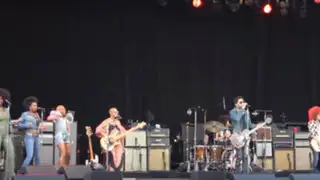 Cantante Lenny Kravitz muestra órgano sexual durante concierto