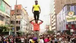 Los hermanos Cobos alborotaron las calles de Lima con su talento para la acrobacia