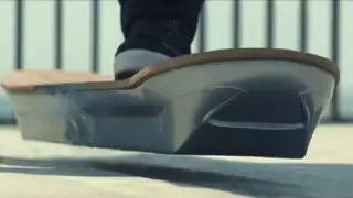 Presentan patineta voladora al estilo de ‘Volver al Futuro II’