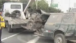 Municipio de Surco retira vehículos abandonados en la vía pública