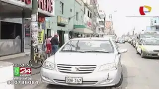 Autos mal estacionados y ambulantes generan caos frente a hospital Almenara