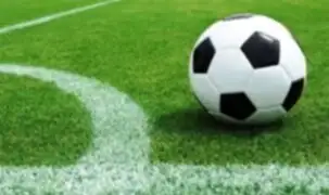 VIDEO: mira cómo este futbolista furioso tiró un pelotazo contra un joven