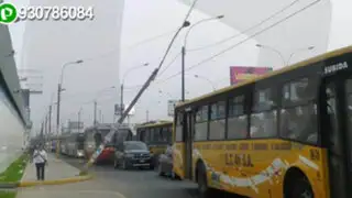 Poste de alumbrado público está a punto de colapsar en Miraflores