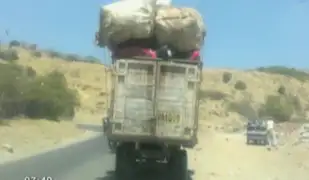 WhatsApp: camión sin placa transita con exceso de carga en Talara