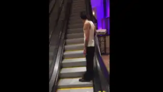 YouTube: este joven ebrio decidió subirse a la escalera eléctrica y terminó así