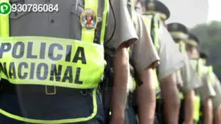 Acción temeraria: Policías se trasladan en tolva de camioneta