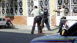 Registran a supuesto policía disparando a delincuente en Venezuela
