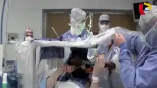 VIDEO: Tenor canta mientras le realizan operación al cerebro