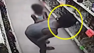 VIDEO: mujer enseña a su pequeña hija a robar alcohol de una licorería