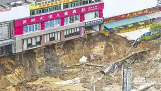 VIDEO : gigantesco socavón se traga toda una calle en China