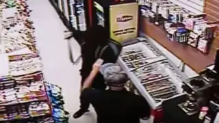 VIDEO: quería robar una tienda con un machete pero se llevó una terrible sorpresa