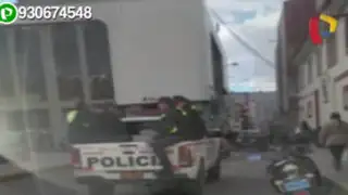Policías infringen normas trasladándose en tolva de camioneta