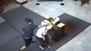 VIDEO: delincuentes agreden brutalmente a anciana para robarle la cartera