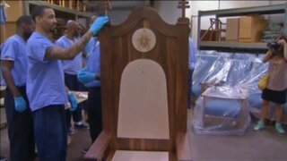 Estados Unidos: reos de Filadelfia tallan una silla para el Papa Francisco