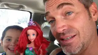 VIDEO: conmovedora reacción de un padre cuando su hijo elige una Barbie como regalo