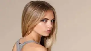 VIDEO: Top model Cara Delevingne promociona lápiz labial semidesnuda