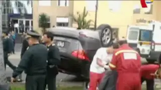 Vehículo del ministerio de Justicia choca violentamente en San Isidro