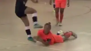 YouTube: jugadora de futsal dio tremenda patada en la cabeza a rival