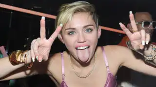 VIDEO: Miley Cyrus hace ‘topless’ en pleno programa en vivo