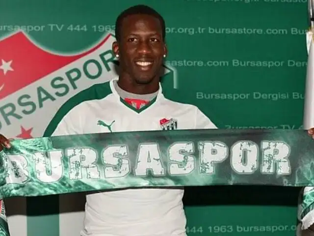 Luis Advíncula ya es oficialmente nuevo jugador del Bursaspor de Turquía