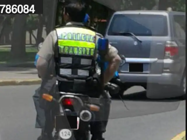 Policías infringen normas viajando en moto sin medidas de seguridad