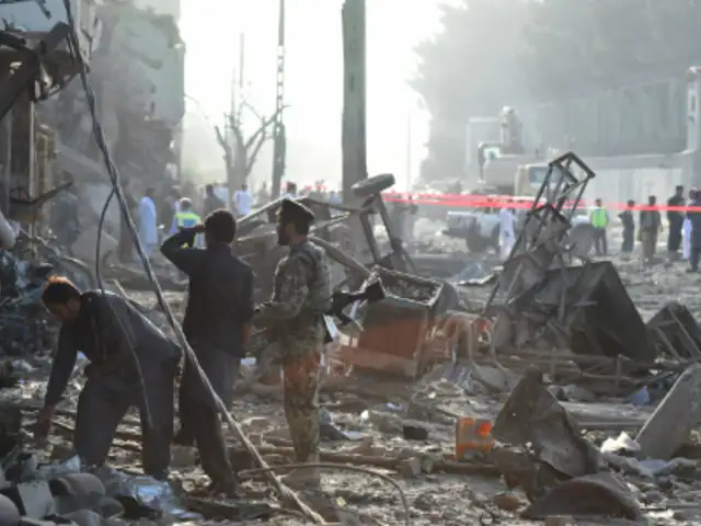 Ocho muertos y 400 heridos tras explosión de camión en Afganistán