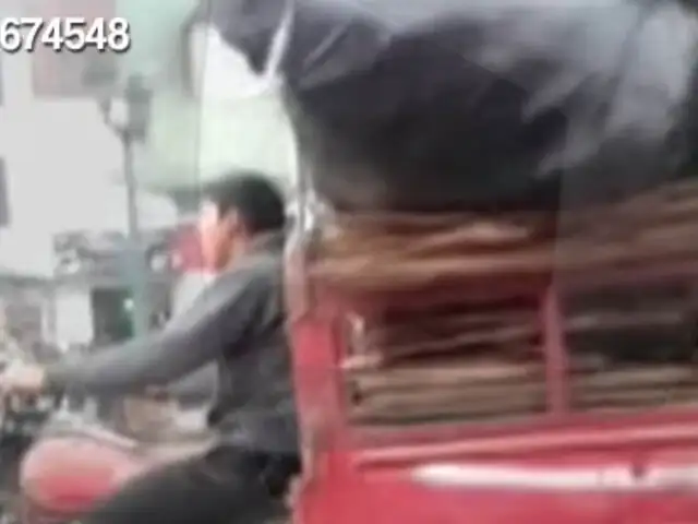 Conductor de vehículo liviano recorre avenidas del Callao con exceso de carga