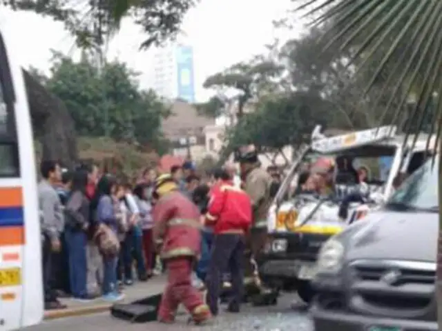 Lince: colisión entre combi y cúster deja ocho heridos