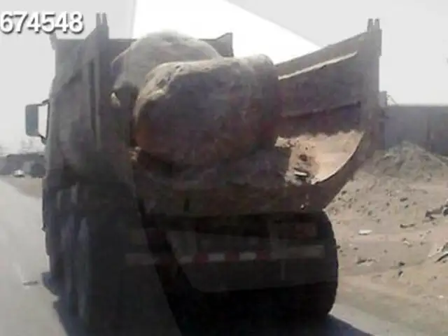 Camión traslada enorme roca sin medidas de seguridad y con la tolva descubierta