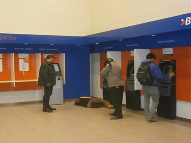 FOTOS: turista colombiana se quedó dormida en un cajero automático