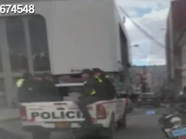 Policías infringen normas trasladándose en tolva de camioneta