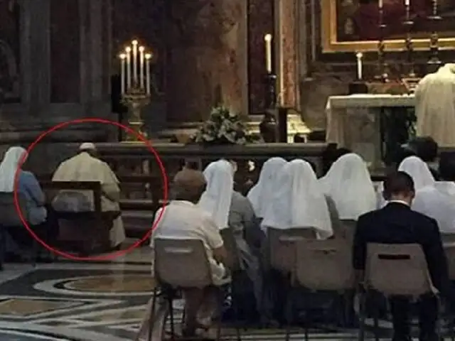 Papa Francisco rompió protocolo y se sentó junto a fieles en una misa