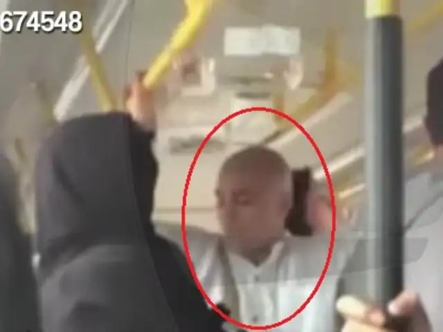 Hombre sorprende a pasajeros de Bus Azul con consejos de relajación