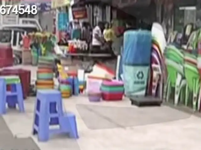 Comerciantes de plásticos invaden pistas y veredas en San Martín de Porres
