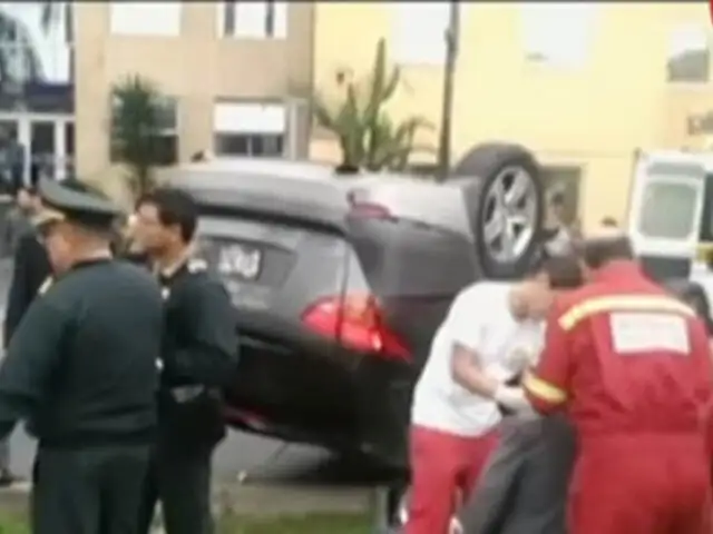 Vehículo del ministerio de Justicia choca violentamente en San Isidro