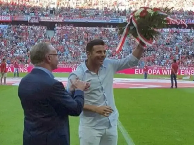 Claudio Pizarro recibió emotivo homenaje del Bayern Munich