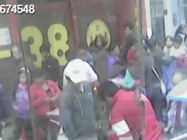 Chincha: cientos de ambulantes bloquean puerta de la estación de bomberos