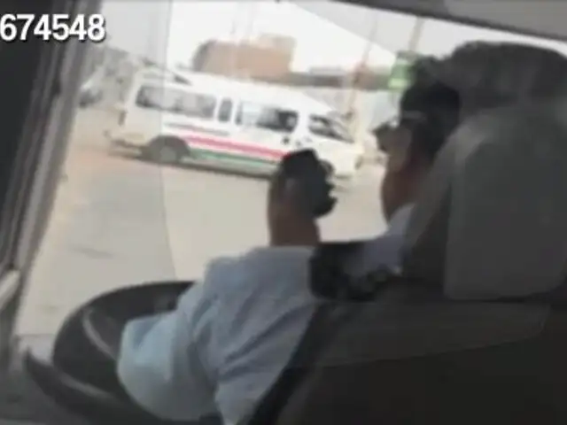 Captan a chofer del Metropolitano hablando  por celular mientras conduce