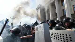 Batalla campal se desató en exteriores del Parlamento de Ucrania