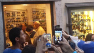 Papa Francisco sale del Vaticano para renovar sus lentes en una óptica