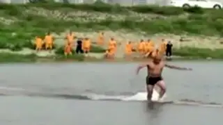 China: monje shaolin rompe récord corriendo 125 metros sobre el agua