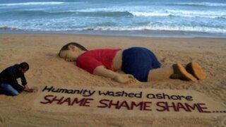 Crean escultura de arena en memoria de niño sirio que murió ahogado