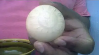 YouTube: hombre se lleva una desagradable sorpresa al reventar un huevo