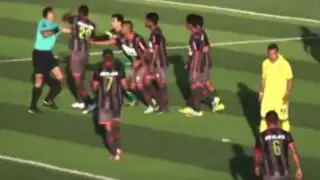 Segunda División: Jugador lanzó puñetazo a árbitro en pleno partido