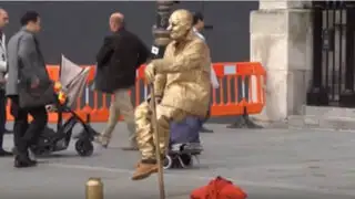 VIDEO: descubren truco de un artista que levita en la calle