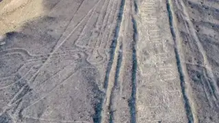 Líneas de Nazca: hombre escribe su nombre sobre el Patrimonio de la Humanidad