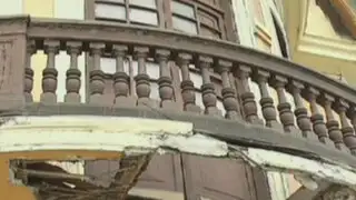 Antiguo balcón de Plaza Bolognesi se encuentra a punto de desplomarse