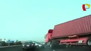 China: camión aplasta a dos automóviles en plena carretera