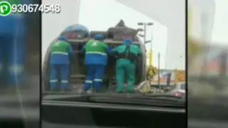 Surquillo: trabajadores municipales viajan colgados en camión